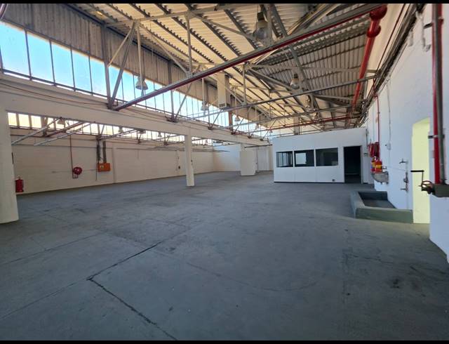 900M² WAREHOUSE TO LET IN PAARDEN EILAND